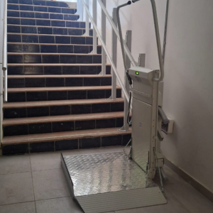 PLATAFORMA SALVAESCALERAS RECTA (13)