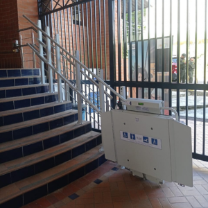 PLATAFORMA SALVAESCALERAS RECTA (16)